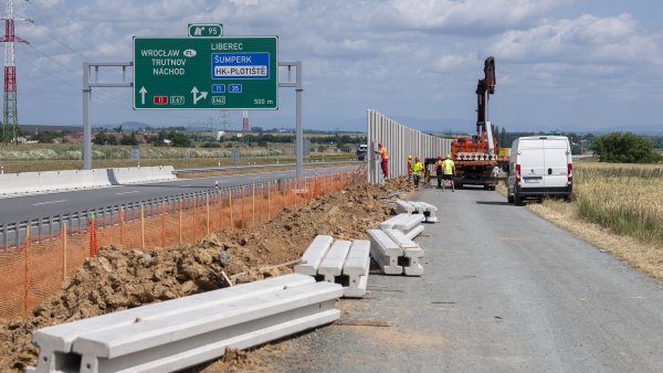 V�stavba protihlukov� st�ny na okraji m�stsk� ��sti Svobodn� Dvory v �seku...