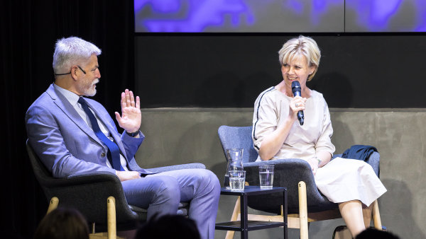 Prezident Petr Pavel a prvn� d�ma Eva Pavlov� na debat� se studenty na...