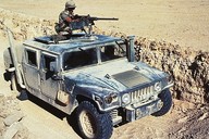 Americk vojensk hldka s vozem Humvee