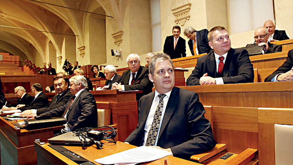Senátoøi (v popøedí Jiøí Diensbier z ÈSSD) odmítli možnost daòového zvýhodnìní investièních fondù. (Ilustraèní foto)