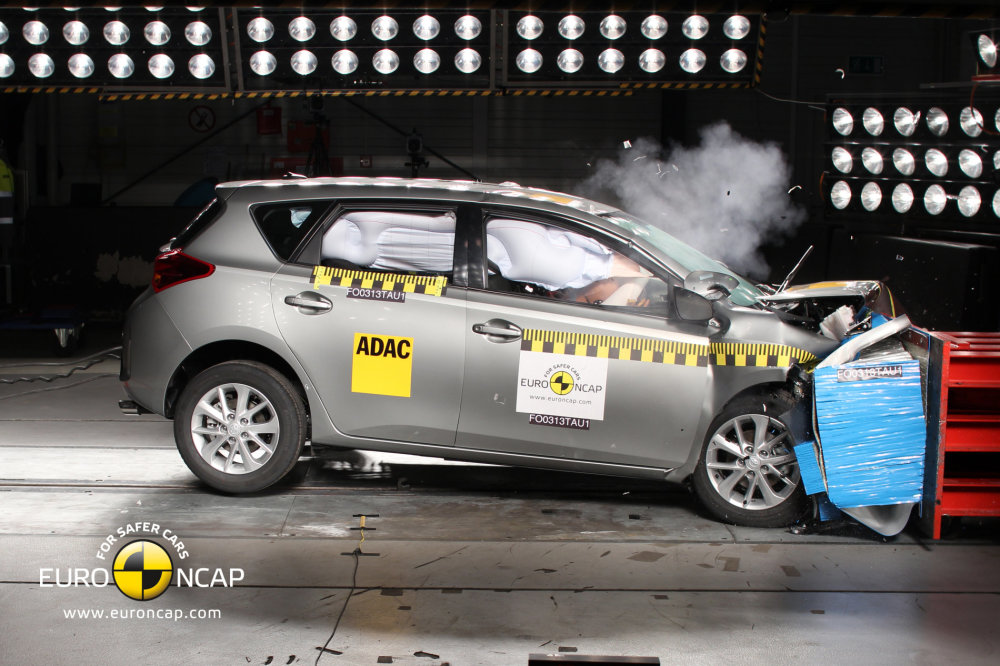 Nová Toyota Auris Maximální počet pěti hvězd dosáhl hatchback nižší střední třídy díky ochraně dospělých z 92 procent a dětí z 84 procent.