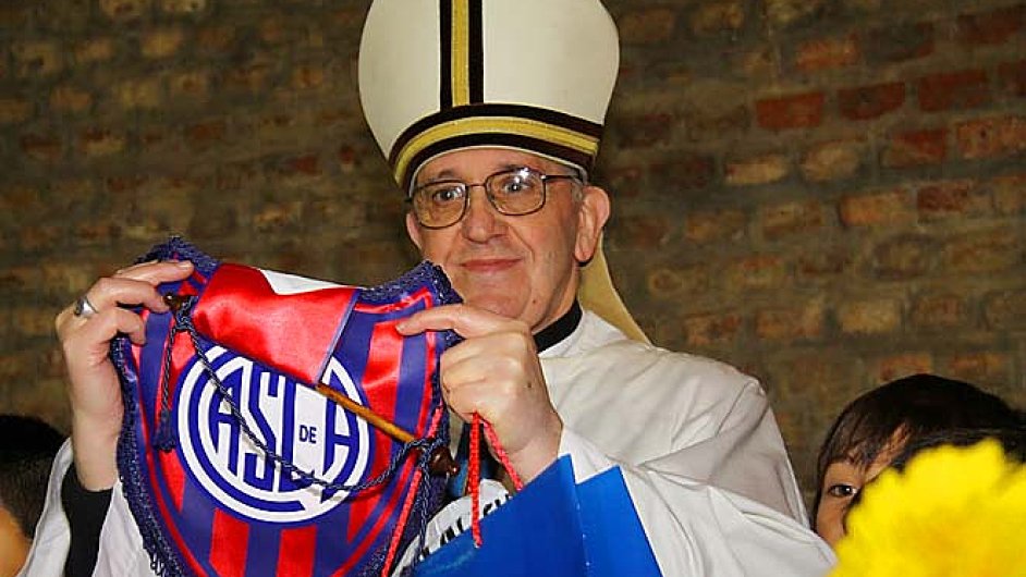 Pape Frantiek s dresem klubu San Lorenzo