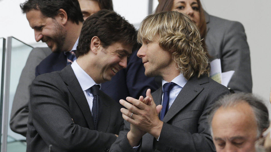 Pavel Nedvd (vpravo) s klubovm prezidentem Andreou Angellim slav titul Juventusu