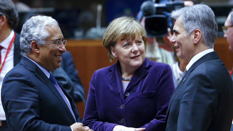 Portugalsk pedseda vldy Antonio Costa, nmeck kanclka Angela Merkelov a rakousk kancl Werner Fayman na summitu EU.