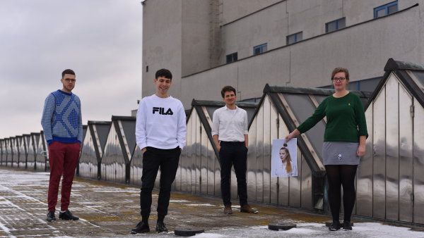 Na sn&iacute;mku jsou finalist&eacute; Ceny Jind�icha Chalupeck&eacute;ho 2017. Fotku Romany Drdov&eacute; dr�&iacute; Viktorie Valock&aacute;.