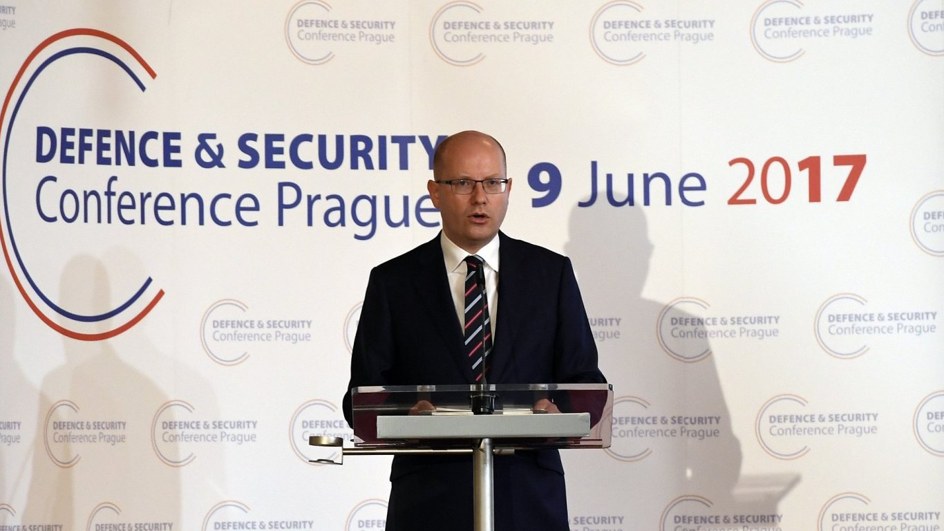 Premir Bohuslav Sobotka vystoupil 9. ervna v Praze na konferenci Evropsk unie o budoucnosti evropsk bezpenosti a obrany.
