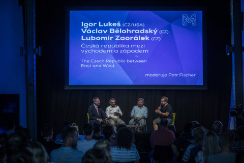 Na snímku ze středeční debaty jsou zleva Igor Lukeš, Lubomír Zaorálek, Jan Keller a moderátor Petr Fischer.