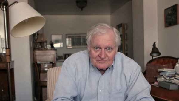 Když se slovo ocitne v blízkosti jiného, nabývá dalšího významu, říkal básník John Ashbery (na snímku z roku 2008 ve svém bytě v New Yorku).