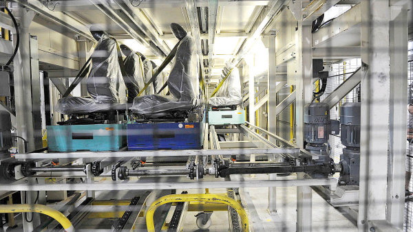 Obě patra palet se sedadly se automaticky přesunou dovnitř návěsu, v němž je stejný systém s řetězovými dopravníky. Následně kamion odjíždí do továrny BMW.