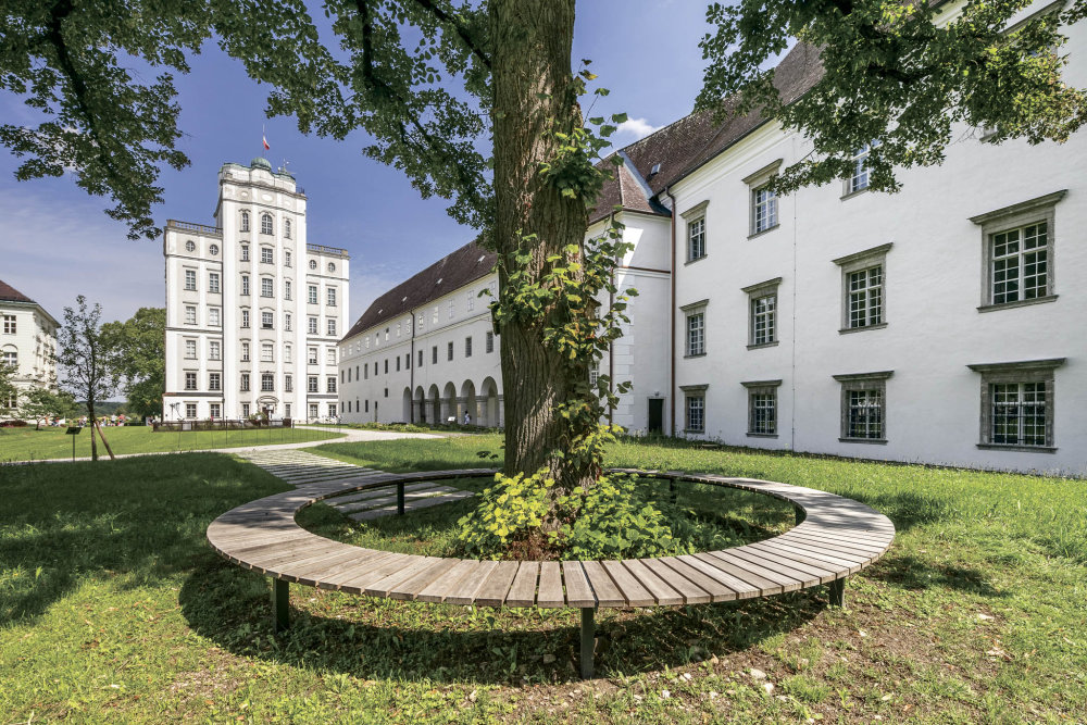 Elegantní lavice Vera v zahradách rakouského Kremsmünsteru