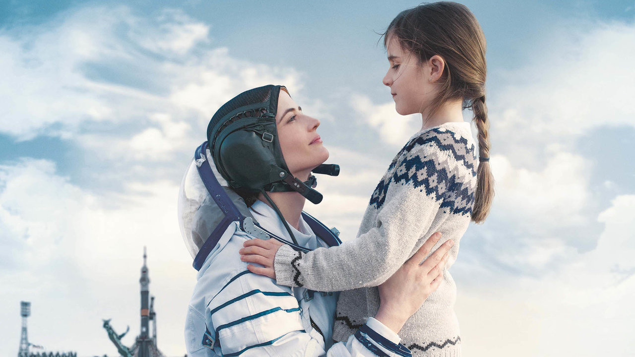 Kosmonautka a matka. Eva Greenov hraje astronautku, kter se chyst na vesmrnou misi. Drama Proxima vyprv o odcizen i specifikch nronho vcviku.