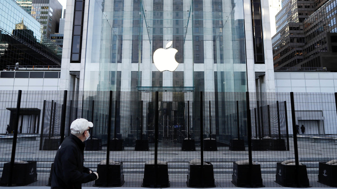 Jablko v čele. Hodnota značky Apple je opět největší na světě. Na snímku její prodejna na Páté avenue.
