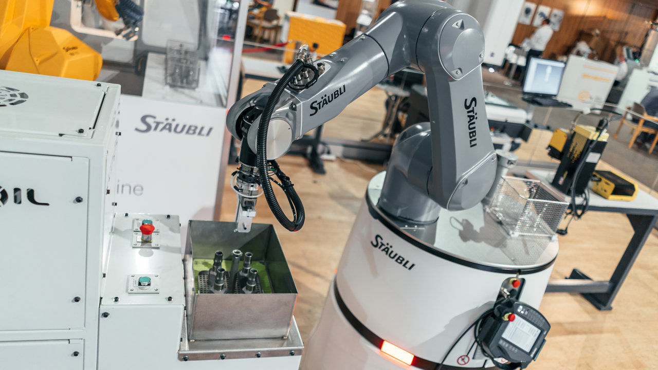 Mobiln roboti jsou budoucnost robotiky. Robotick rameno naautonomnm vozku, kter se sm pohybuje popracoviti, pedstavuje robot HelMo spolenosti Stubli Robotics.