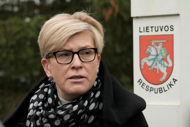 Litevská premiérka Ingrida Šimonytéová hovoří s novináři na hranici s Běloruskem během návštěvy pohraničníků minulý týden.