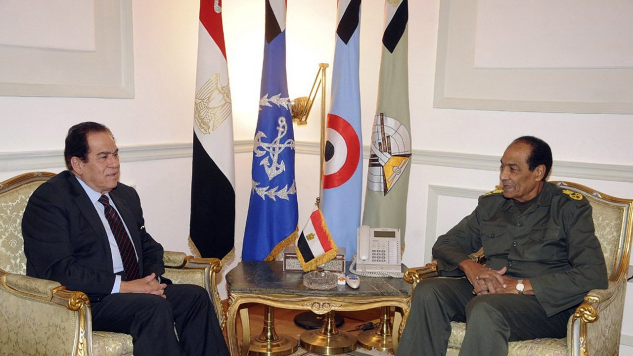 Nov egyptsk premir Kaml Ganzr (vlevo) a f armdy Muhammad Husajn Tantv (vpravo)
