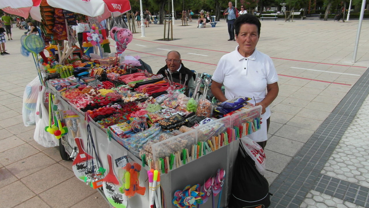 Ètyøiasedmdesátiletá Aureliana Sánchez prodává sladkosti na pláži. Ani jí se nevyhnula španìlská ekonomická krize