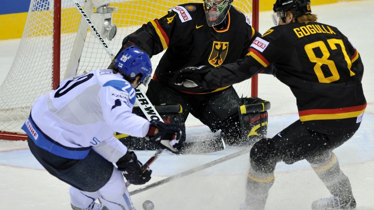 Zleva Janne Pesonen (FIN) a brank�� Dennis Endras a Philip Gogulla (GER).