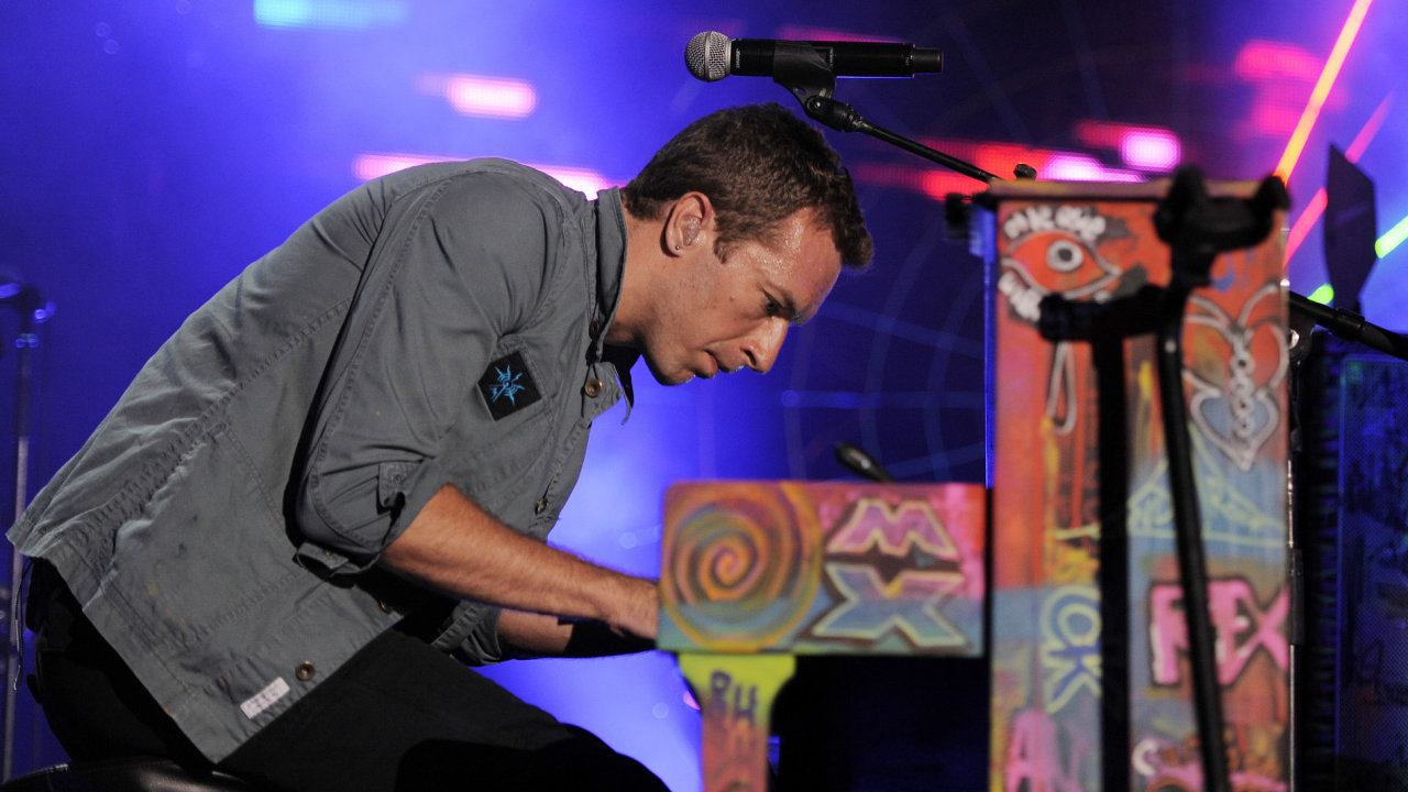 Vzhledem ke he na klavr Chrise Martina se hudb, kterou Coldplay hraj, nkdy k piano-rock