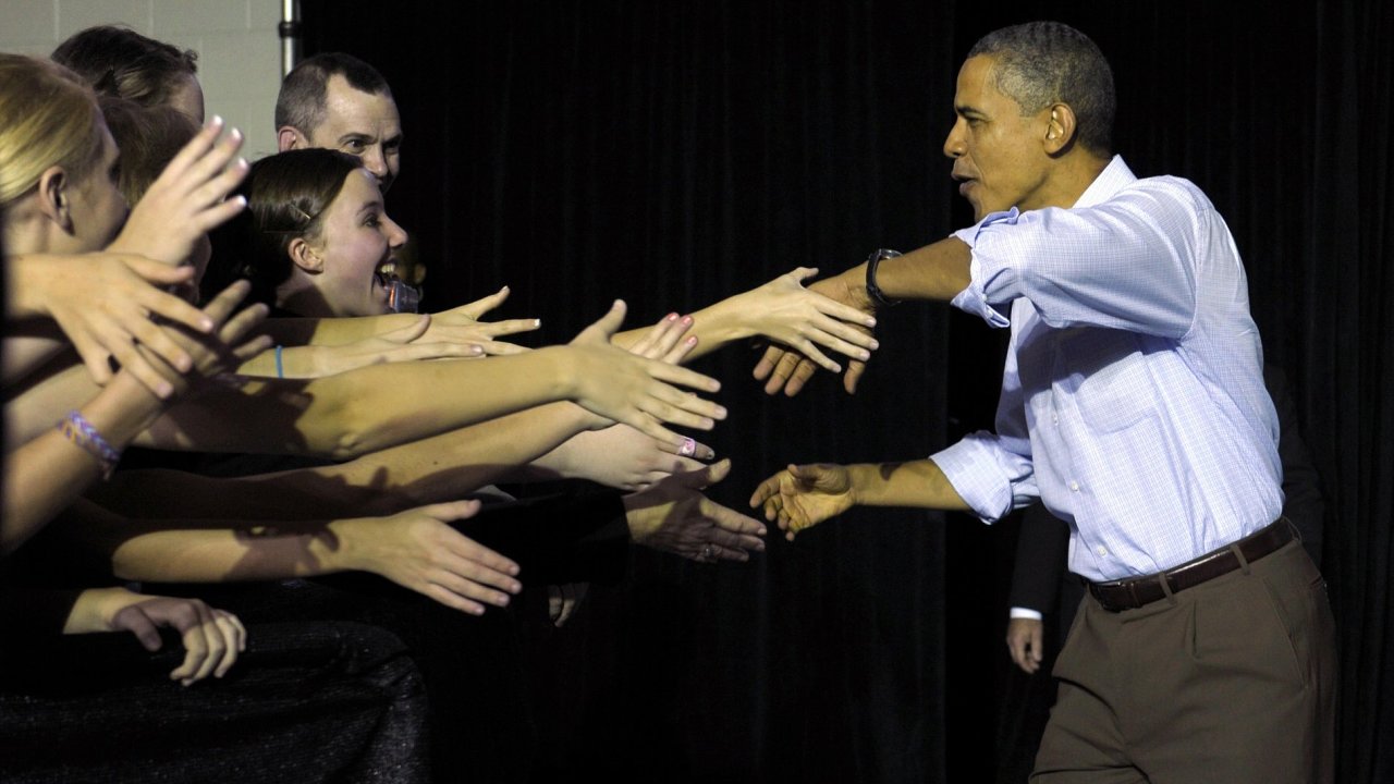 Prezident Obama zdrav zstupy lid, kter se sely na pd koly West Wilkes v Millers Creek