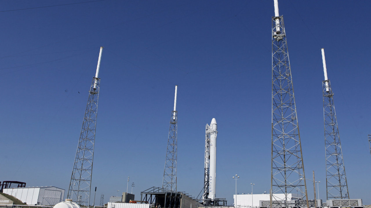 Raketa Falcon 9 na startovac ramp