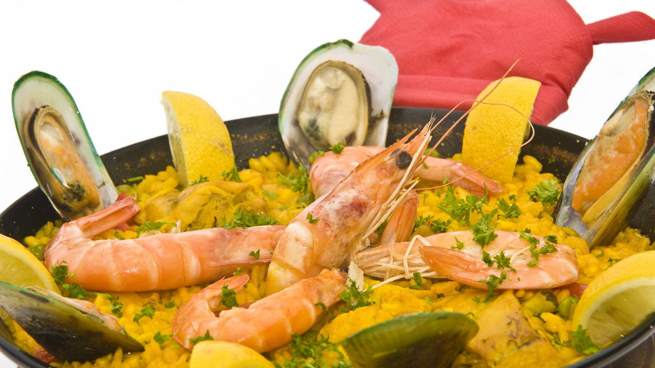 Paella mixta je soust degustanho menu prask El Centro.