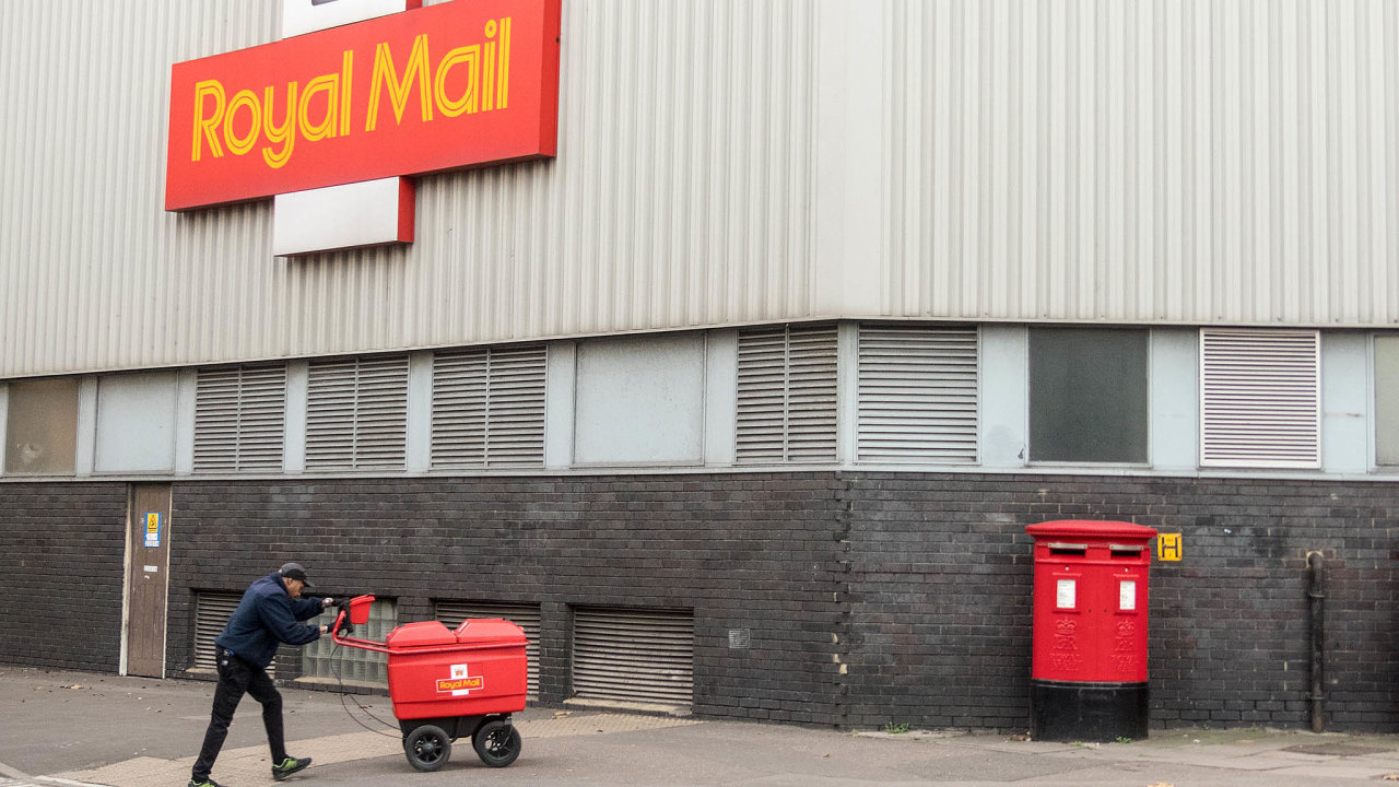 Postupným nákupem akcií od bøezna do èervence se z Køetínského a Tkáèe postupnì stali s 13,1 procenta nejvìtší akcionáøi britské pošty Royal Mail.