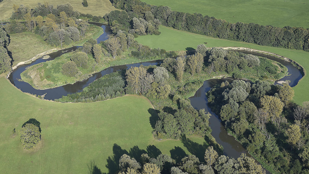 Území pro kanál. Letecký snímek vinoucích se meandrů řeky Odry u hranice s Polskem. Přírodní památka by kvůli plánovanému kanálu podle expertů přišla o vodu.