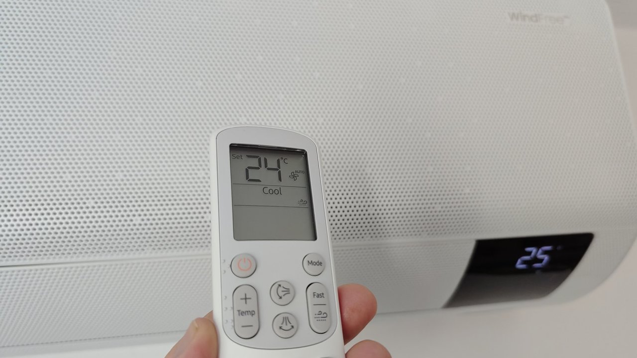 Klimatizace Samsung WindFree umí místo vìtráku použít k ochlazení místnosti rozptýlení studeného vzduchu pøes tisíce malých otvorù v šasi pokojové jednotky