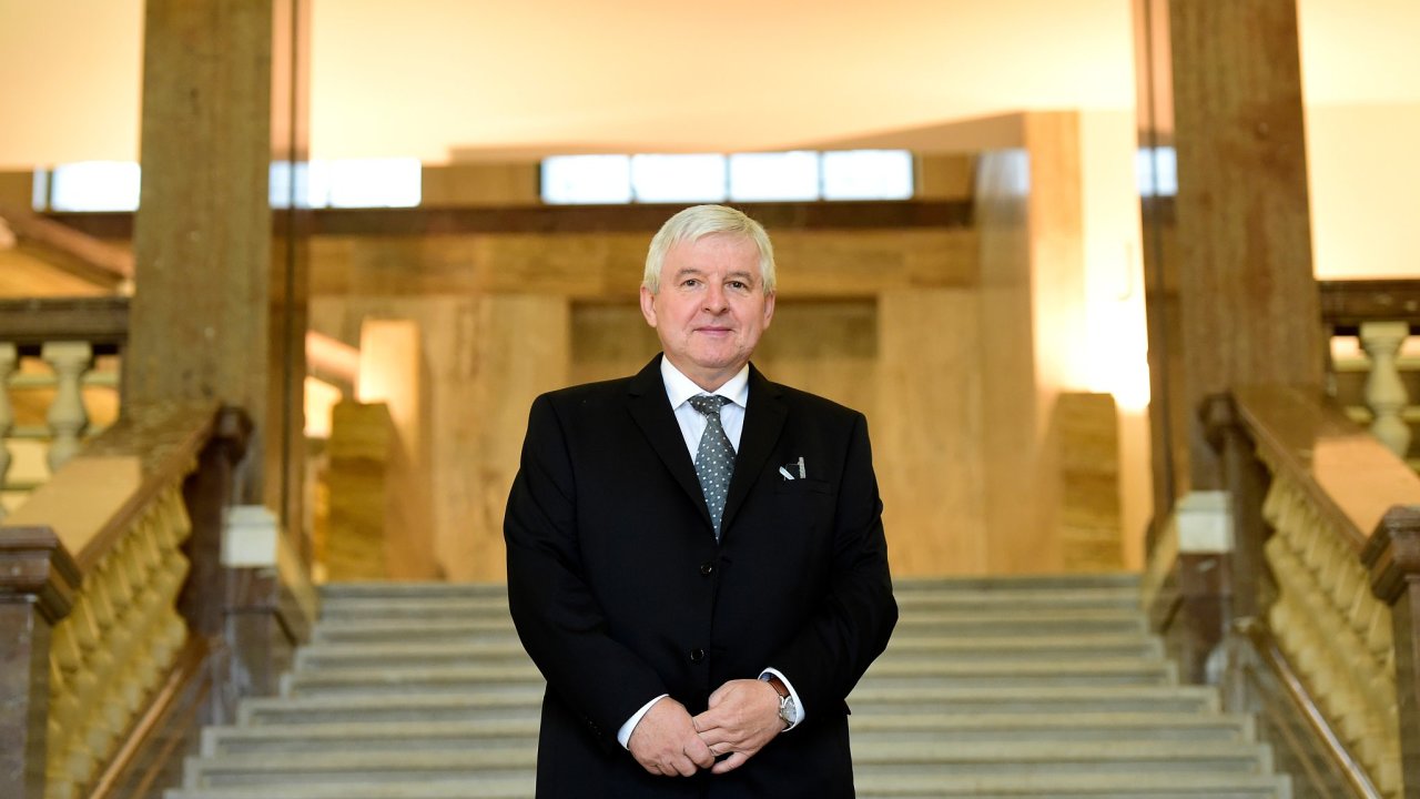 Jiøí Rusnok na schodech ÈNB v èervenci 2016, kdy se stal guvernérem banky.