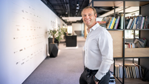 Snažíme se rozeznat signály dřív, než se z nich stane trend. Jednat, když trh ještě váhá, říká Jaroslaw Czernek z Rockaway Capital