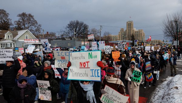 Jedno video, ale výklady různé. Smrt řidičky rozděluje Ameriku: jedni mají píšťalky, druzí zbraně