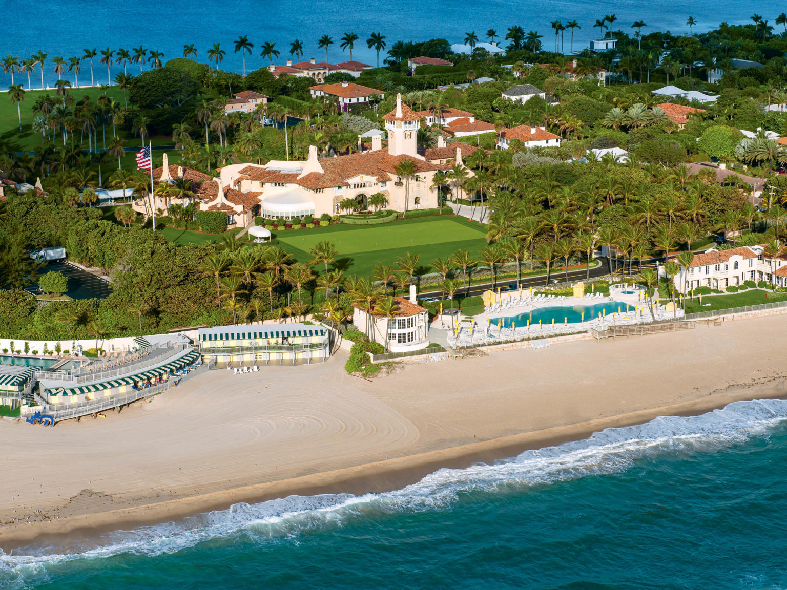 V Trumpov� soukrom�m s�dle Mar‑a‑Lago si pod�vaj� dve�e p�edn� byznysmeni i politici.