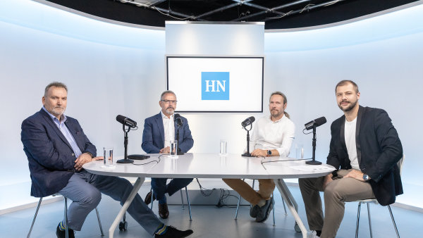 Debata HN. Na sn�mku zleva: Pavel Borus�k, Vladim�r Kad�ra, Roman Krop�� a...