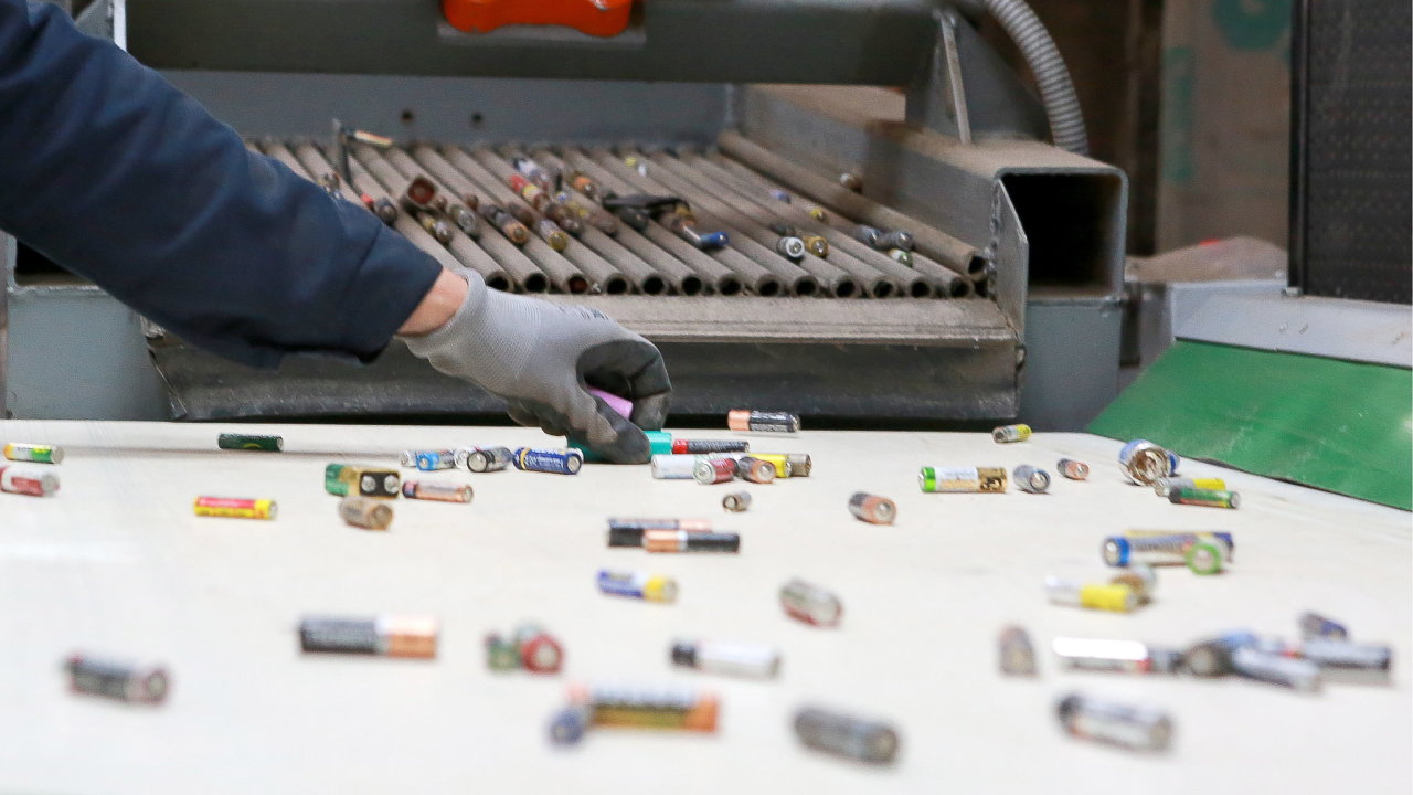 Rusko, třídění baterií z domácností v recyklačním závodě Megapolisresurs,...
