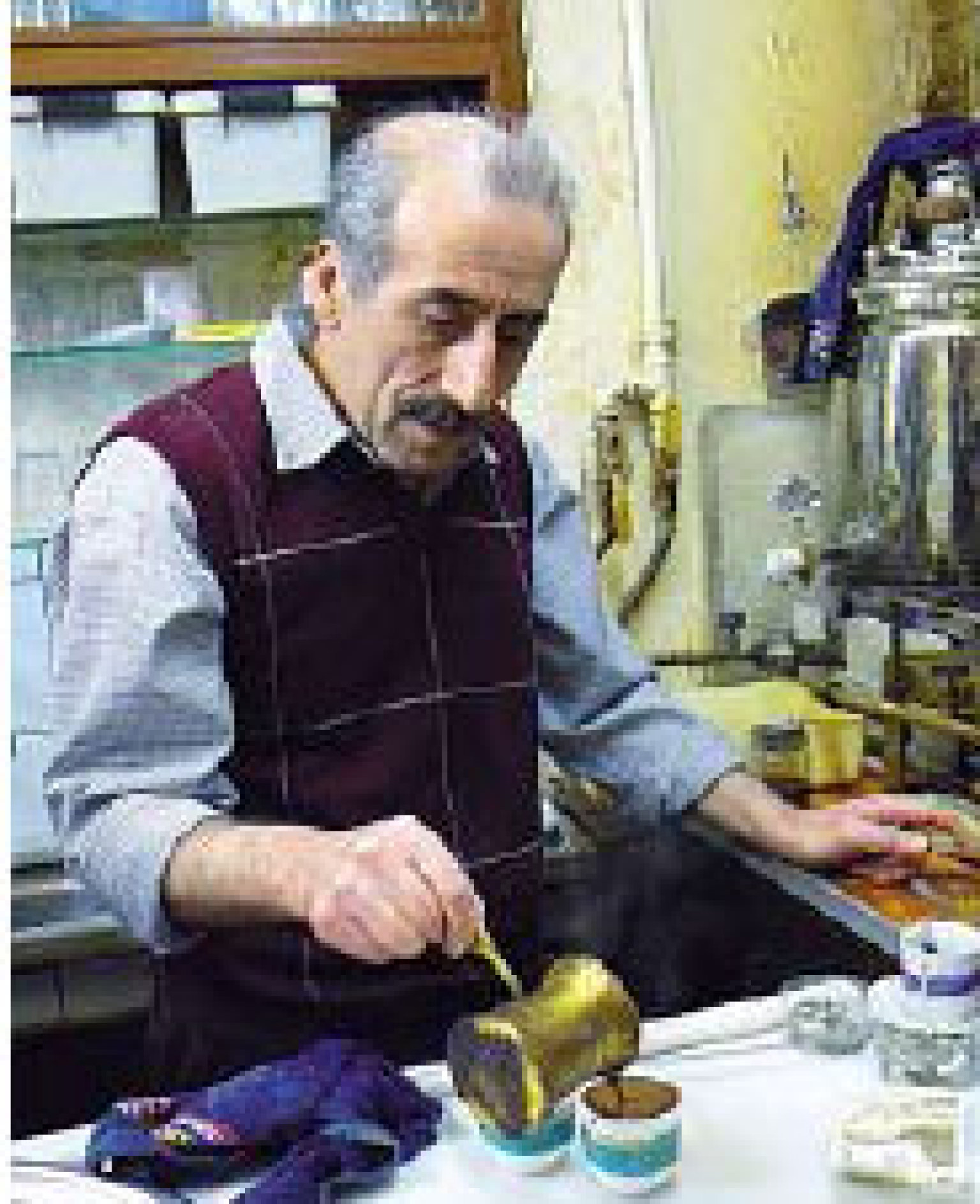 Istanbul_kavarnik.jpg Dobrá kavárna se pozná podle toho, že vidíte kavárníkovi do kuchyně.