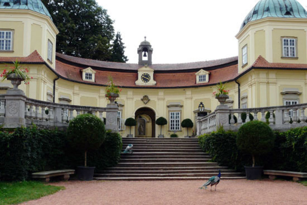 Buchlovice_11.jpg Zámek Buchlovice
Stavba zámku začala před rokem 1700, kdy byl majitelem panství hrabě Jan Dětřich Petřvaldský.