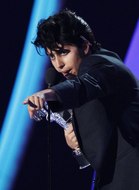 Lady Gaga cenu MTV pevzala v muskm obleku / Reuters