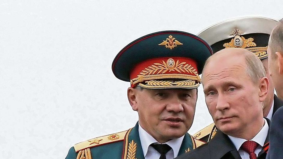 Prezident Putin a ministr obrany Sergej ojgu v Sevastopolu