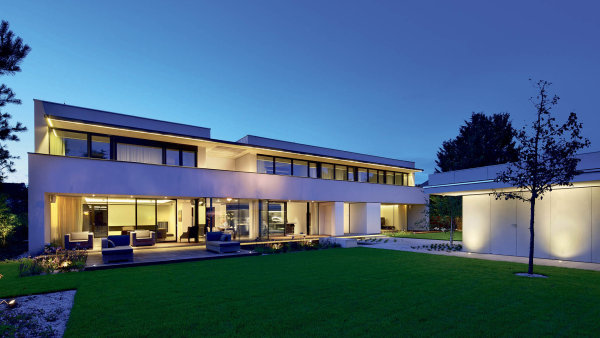 Původní dům z počátku 90. let nahradila minimalistická vila s velkorysou, ale velmi důmyslně rozvrženou proporcí.