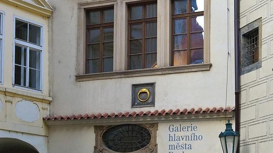 Dm U Zlatho prstenu donedvna vyuvala Galerie hl. m. Prahy.