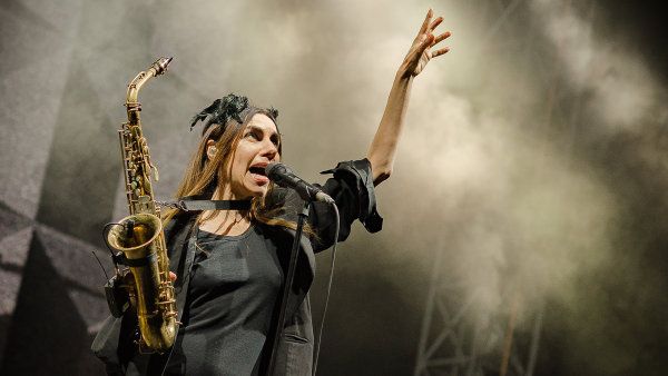 PJ Harvey do Prahy přiváží letošní album zvané The Hope Six Demolition Project. PJ Harvey do Prahy přiváží letošní album zvané The Hope Six Demolition Project.