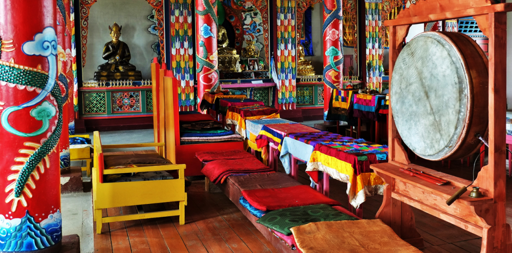 Interiér jednoho z mnoha dacanů, buddhistických klášterních komplexů, v Burjatsku, Rusko