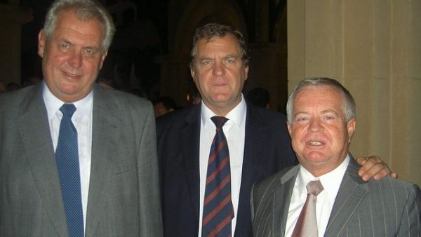 Zden�k Zbytek (uprost�ed) s prezidentem Milo&scaron;em Zemanem (vlevo) a Vladimirem Jakuninem.