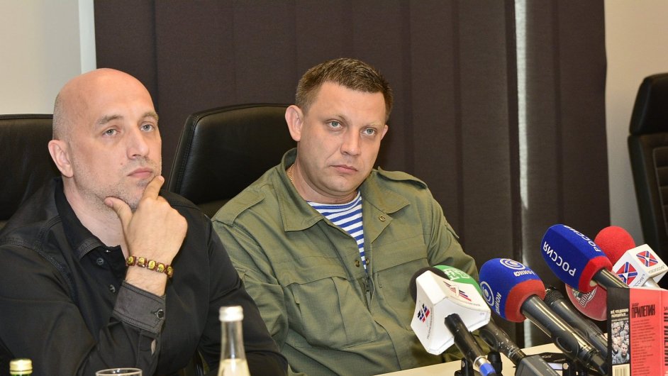 Na snmku z losk tiskov konference v Doncku jsou spisovatel Zachar Prilepin (vlevo) a ldr proruskch separatist Alexandr Zacharenko.