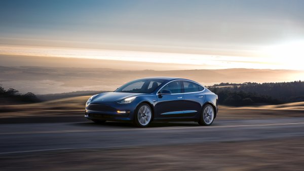 Tesla Model 3 je nejdostupnějším elektromobilem firmy Elona Muska.