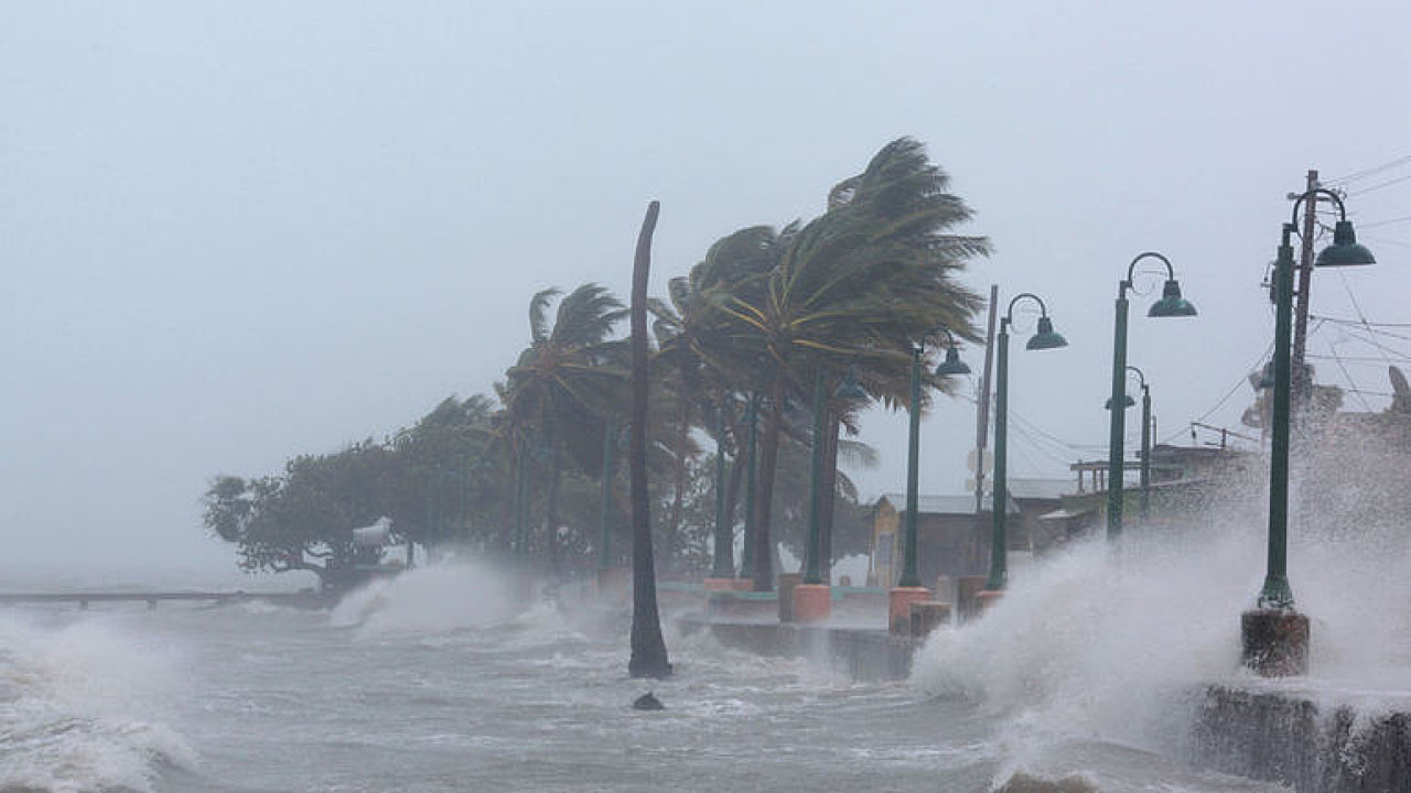Ostrovy v Karibiku zashl plnou silou hurikn Irma, te m na USA.