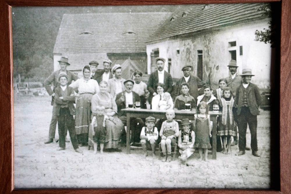 Trampská osada Batalion slaví 90 let. V hospodě visí i fotografie zobrazující život na statku, který se nacházel uvnitř nynějšího finančníkova areálu.