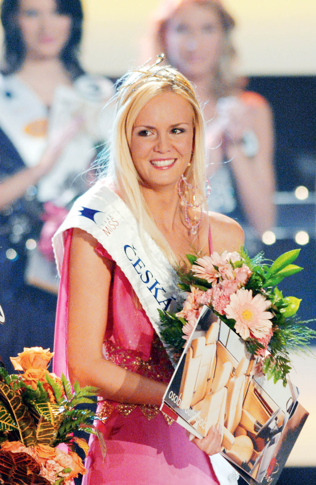 Česká Miss 2007 - Lucie Hadašová. Někdejší modelka, v současnosti pečuje o dvě dcery.