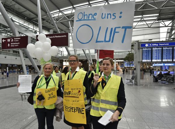 Letušky spolenosti Lufthansa stávkují, te jim to ale zakázal nmecký soud.