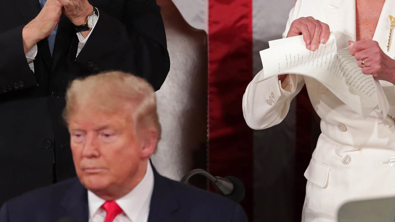Demokratick fka snmovny Nancy Pelosiov pi potlesku poprezidentov vystoupen roztrhala vechny listy sv kopie jeho projevu.